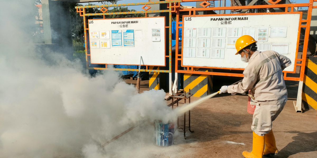 A worker is taking care of Webbing Sling Safety Guidelines